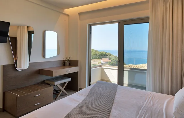 جناح ديلوكس بسرير كينج بإطلالة على البحر مع أريكة، Prima Vista Beachfront Boutique Hotel 3/4