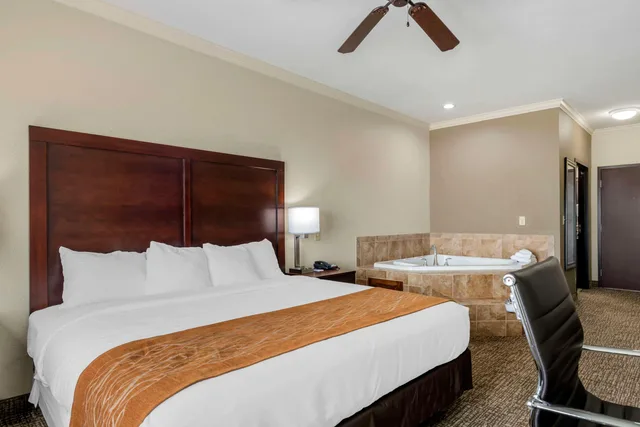 جناح، Comfort Inn and Suites Fort Worth Fossil Creek 1/5