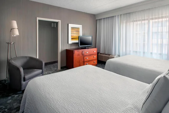 1 Bedroom, Renovated, Junior Suite, 2 Double Beds، Courtyard By Marriott Newark Liberty International Airport 2/4
