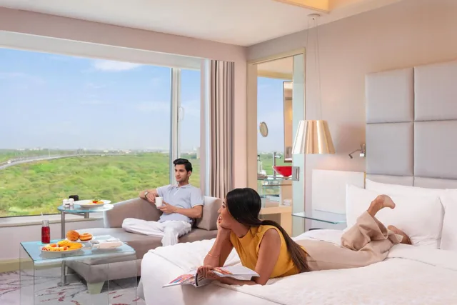 غرفة تنفيذية بسرير كينج مع دخول الصالة، Le Meridien Gurgaon 4/6