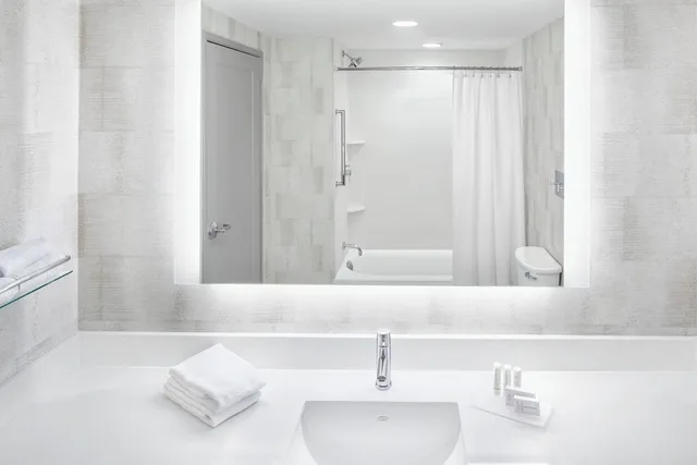 جناح بسرير كينج بشرفة بغرفة نوم واحدة مع أريكة لذوي الإعاقة، Residence Inn Big Sky the Wilson Hotel 5/5