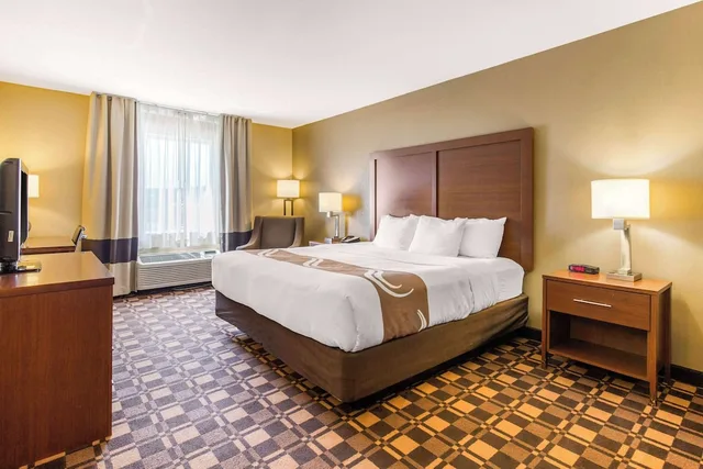 Room, King Bed, Quality Inn & Suites Georgetown - Seaford 1/2