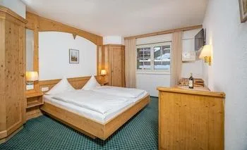 غرفة كومفورت بسرير كينج وسرير كوين، Grichting Hotel & Serviced Apartments 1/1
