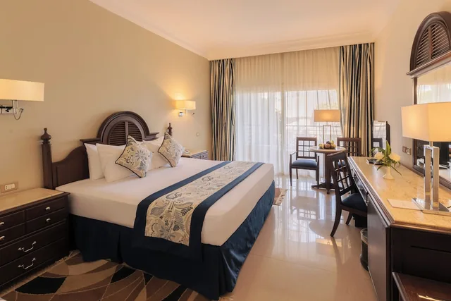 غرفة ديلوكس بسرير كينج بإطلالة على المسبح، Stella Di Mare Grand Hotel 3/6