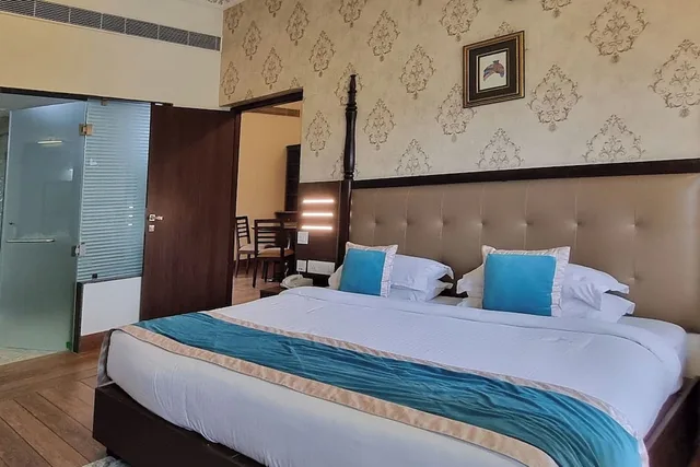 جناح بريميوم بسرير كينج، HOTEL LABH GARH PALACE 1/7