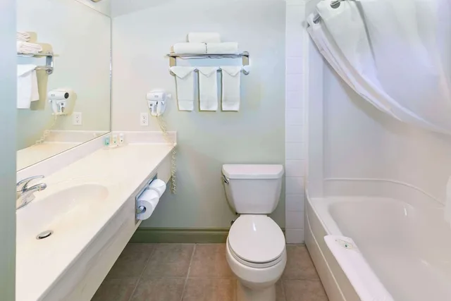غرفة قياسية بسرير كينج للمدخنين، Quality Inn & Suites Whitecourt 5/6