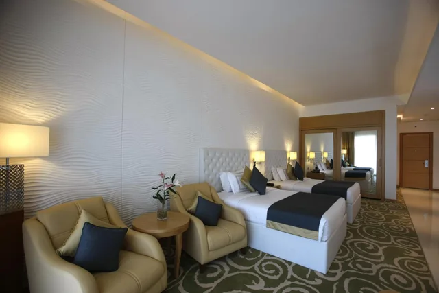2 Bedrooms, Beach Villa, King Bed، Oceanic Khorfakkan Resort And Spa 3/4