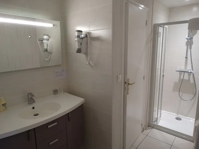 غرفة سوبيريور عائلية بسرير مزدوج وسرير فردي مع أريكة، Le Castel Fleuri Hotel 3/3