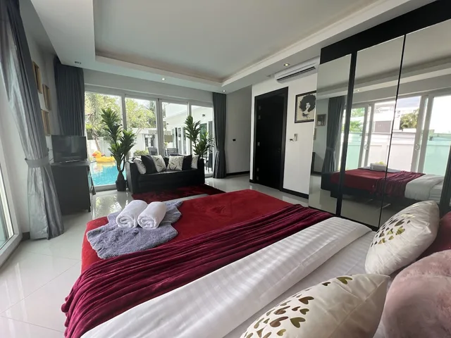 3 Bedrooms, Exclusive, Villa, 4 King Beds, Private Pool, Garden Area, Hollywood Jomtien Beach 1/3