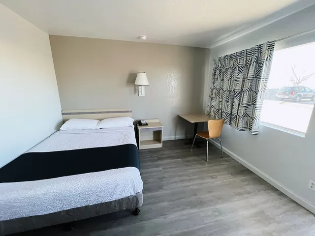 Standard, Queen Bed, Accessible, Motel6 Holbrook, AZ 2/4