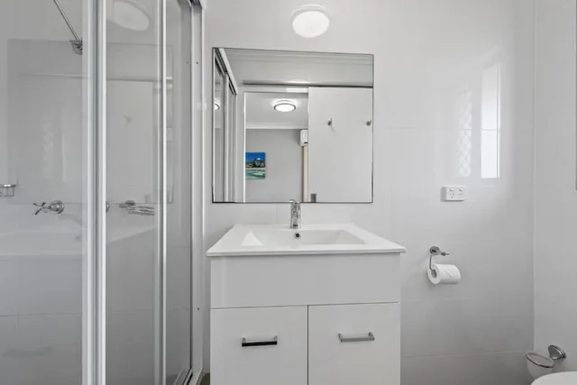 غرفة قياسية ثلاثية بسرير كوين وسرير فردي، Gold Coast Inn 10/10