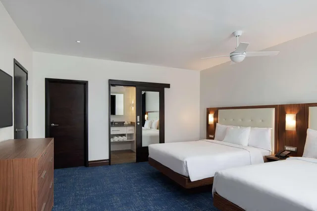 جناح بسريرين كوين بغرفة نوم واحدة مع أريكة، Homewood Suites By Hilton Santo Domingo 2/5