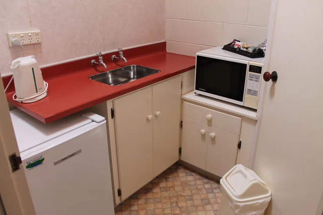 غرفة بسرير كوين بغرفة نوم واحدة، Riverview Motel 1/1
