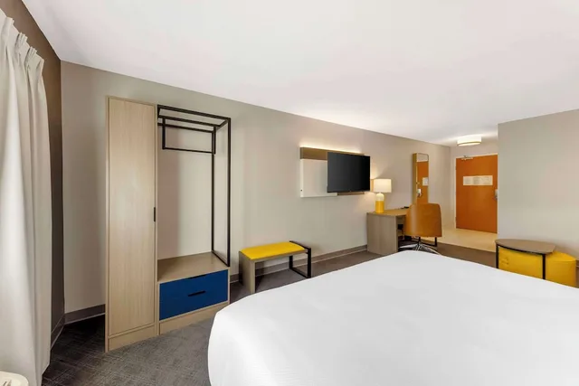 Suite, King Bed, Sofa, Comfort Inn & Suites Oklahoma City, OK 4/8