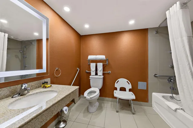 غرفة بسرير كينج في طابق مرتفع لذوي الإعاقة، Best Western Plus Toronto North York Hotel and Suites 4/4