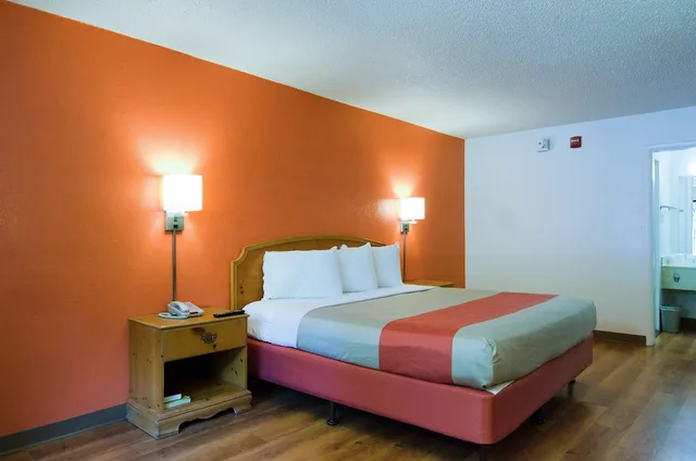 غرفة ديلوكس بسرير كينج، Motel6 Frederick, MD - Fort Detrick 3/6