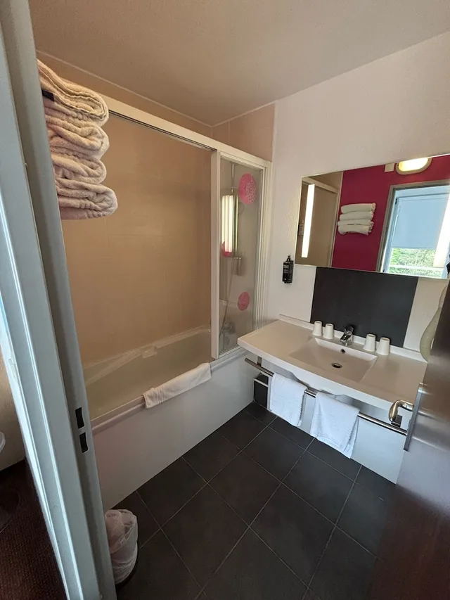 جناح بسرير مزدوج وسريرين منفصلين، Ibis Styles Bethune Bruay Hotel 5/15