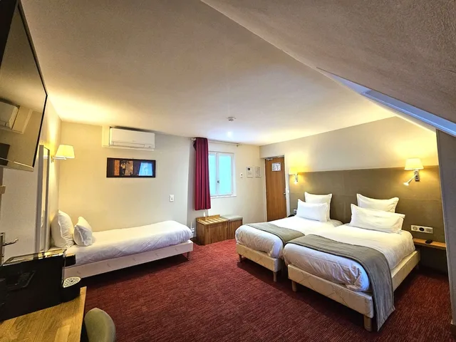 غرفة عائلية بسرير كينج مع أريكة، Auberge du Lac, Troyes 2/3