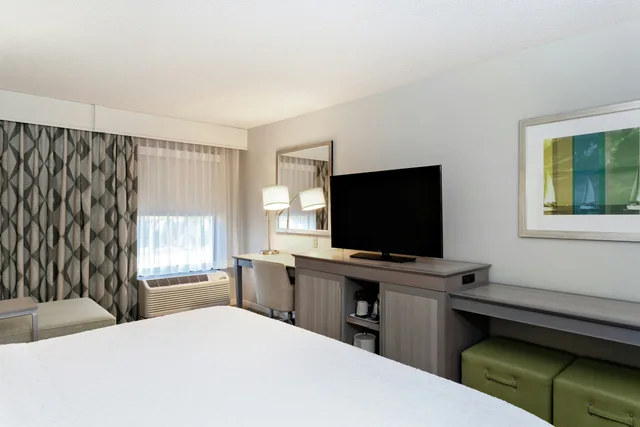 Standard, King Bed, Hampton Inn Melbourne 2/3