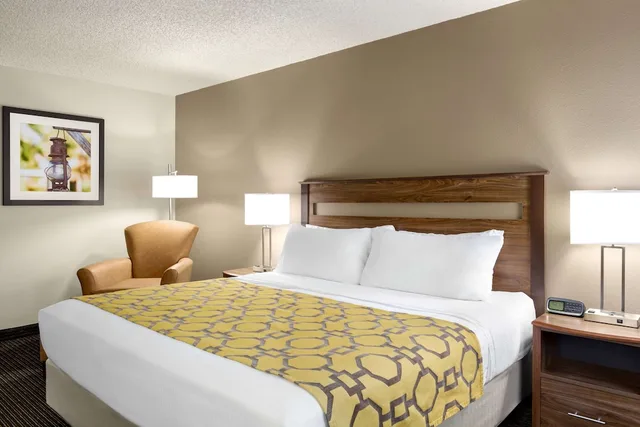 Room, Queen Bed, Accessible, Baymont By Wyndham Whitefish 2/4