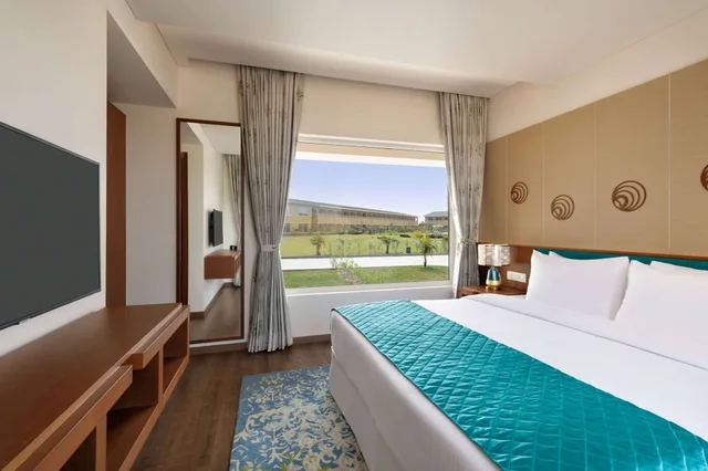 غرفة ديلوكس بسرير كينج، Hawthorn Suites by Wyndham Dwarka 1/5