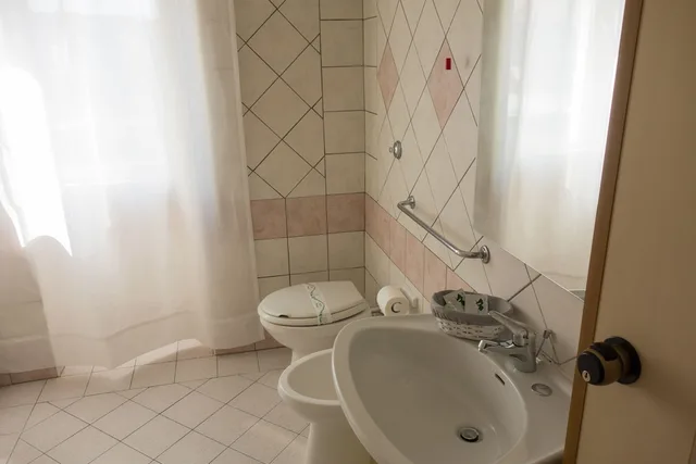 غرفة عائلية بسرير كوين وسرير فردي بإطلالة على الجبل بشرفة، Albergo Minturnae 3/3