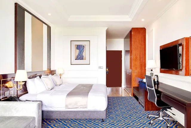 غرفة بسرير كينج بإطلالة على البحر مع أريكة بجاكوزي، Goldone Hotel And Suites 3/10