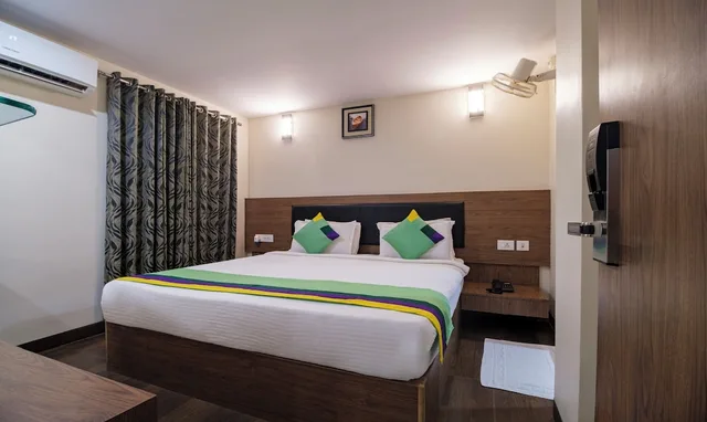 Economy, Single, Queen Bed, Treebo Mvp Grand Vizag 3/5