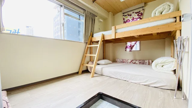 غرفة بسريرين منفصلين وسرير مزدوج وسرير بطابقين بحمام مشترك، GUEST HOUSE Bs Five II 1/5