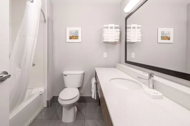 غرفة بسريرين كوين بحوض استحمام، HAMPTON INN MITCHELL 3/4