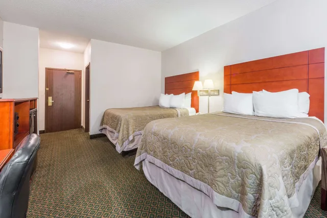 غرفة قياسية بسريرين كوين، Super 8 By Wyndham St Charles 1/7