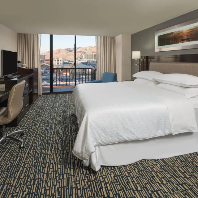غرفة سوبيريور بسرير كينج، Sheraton Salt Lake City Hotel 1/10