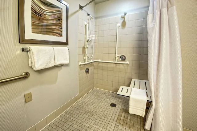غرفة بسرير كينج مع أريكة لذوي الإعاقة، Courtyard By Marriott Memphis Southaven 4/4