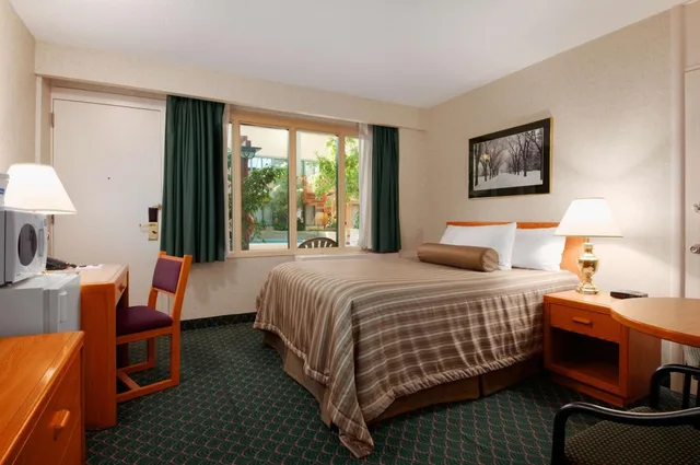 غرفة ديلوكس بسرير كوين، Travelodge by Wyndham Winnipeg East 2/10