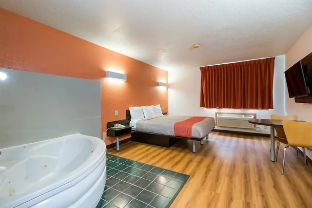 جناح ديلوكس بسرير كينج بجاكوزي، Motel6 Davenport, IA 8/10