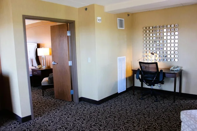 جناح بسرير كينج بشرفة بغرفتي نوم، DoubleTree by Hilton Hotel Bay City - Riverfront 5/6