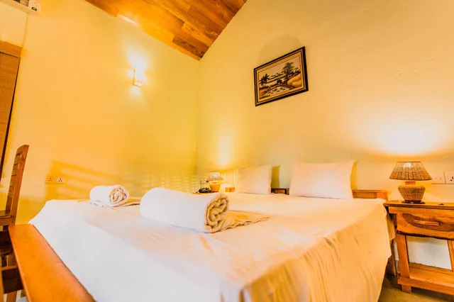 Chalet, King Bed, Sofa, Villa Shade 1/2