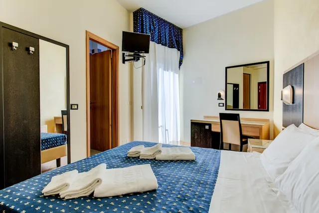 غرفة بسريرين منفصلين بشرفة، Hotel Verona 3/8