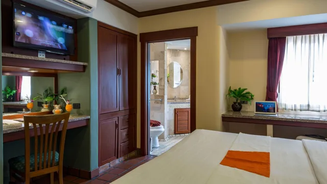 جناح بسرير كينج وسرير كوين بإطلالة على البحر بغرفتي نوم مع أريكة، Pacific Club Resort 4/10