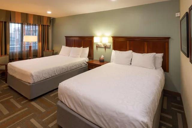 جناح بثلاثة أسرّة بغرفتين، Best Western Plus Clocktower Inn 1/3