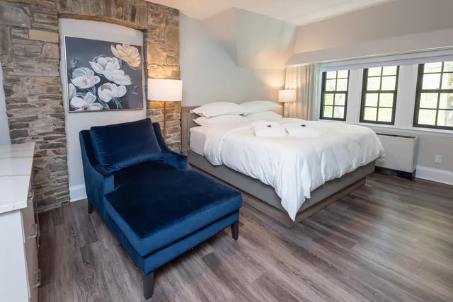 جناح بسرير كوين، Glenerin Inn 7/10