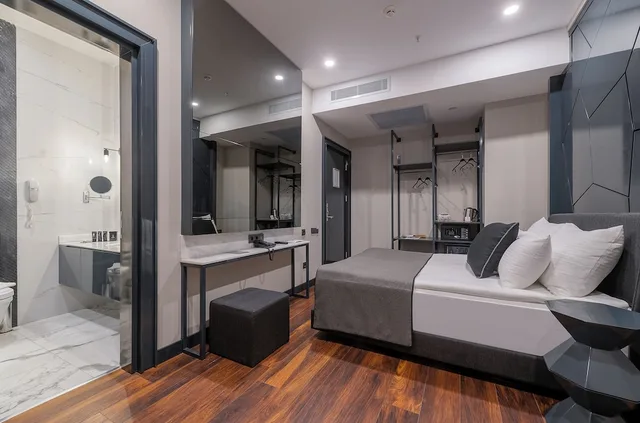 Economy, Queen Bed, No Window، Lucky Monkey Hotel 4/7