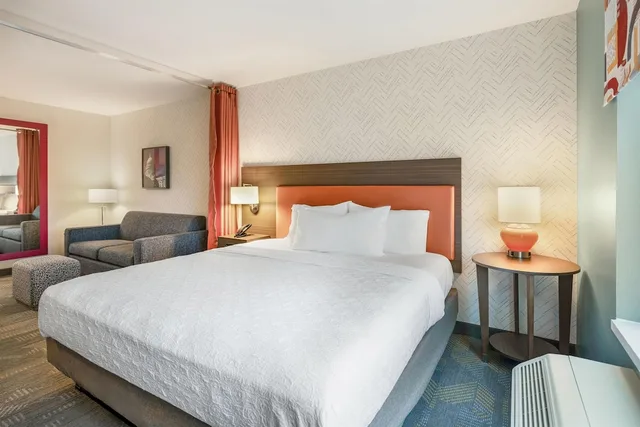 استوديو بسرير كينج بحوض استحمام لذوي الإعاقة، Home2 Suites by Hilton Madison East, WI 2/10