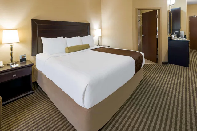 غرفة بسرير مزدوج، Best Western Sunrise Inn and Suites 2/3