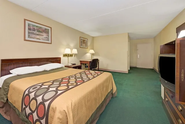 غرفة بسرير مزدوج لذوي الإعاقة، Super 8 by Wyndham Indianapolis South 3/6