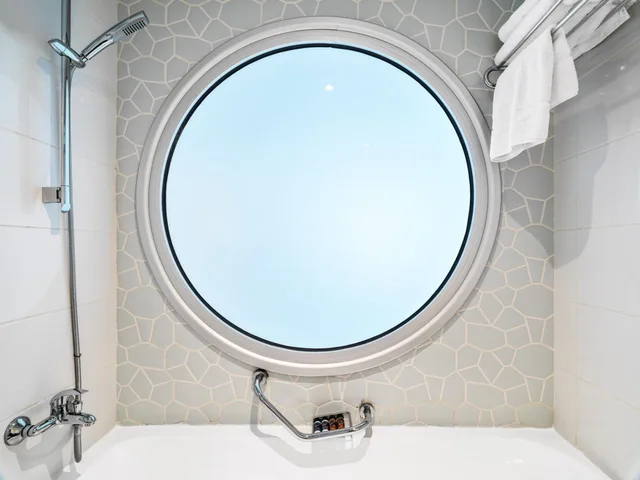 Room, King Bed, Lateral Side Sea View، Leonardo Cypria Bay 6/6