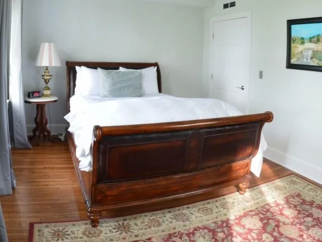 جناح بسرير كوين بإطلالة على النهر، The Manor on Front 1/2