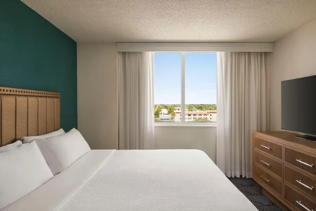 جناح بسرير كينج بشرفة بغرفة نوم واحدة لذوي الإعاقة، Embassy Suites by Hilton Deerfield Beach Resort & Spa 1/2