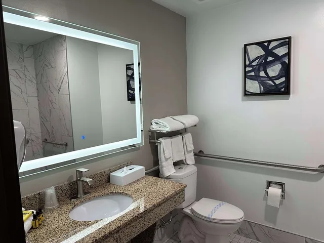 غرفة قياسية بسرير كوين لذوي الإعاقة، Fountain Park Hotel, BW Signature Collection 2/2