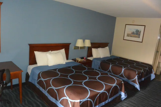 غرفة قياسية بسريرين كوين، Days Inn By Wyndham Clarksville North 3/6
